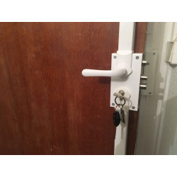 Serrure 3 points Mul-T-lock S300 réversible en situation sur portes palières