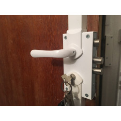 Serrure 3 points Mul-T-lock S300 réversible en situation sur portes palières