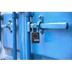 Cadenas connecté Bluetooth Smart Master Lock 4401EURDLH sur un container