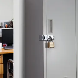 Cadenas Master Lock 175DEURD à combinaison personnalisable avec une clé, idéal pour casier